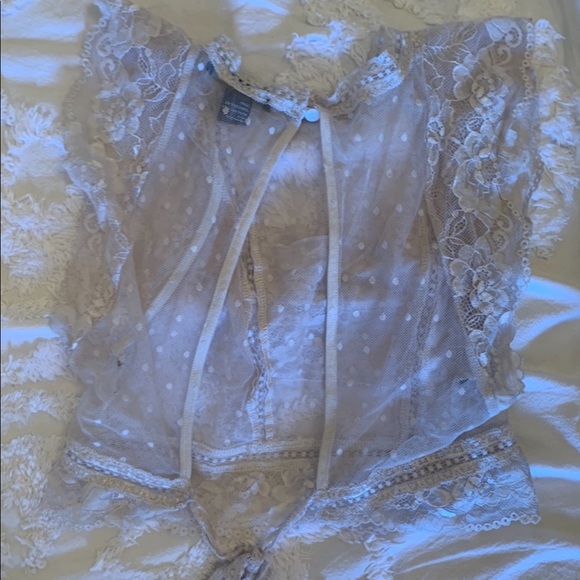 Delicate lace crop top - Picture 3 of 5